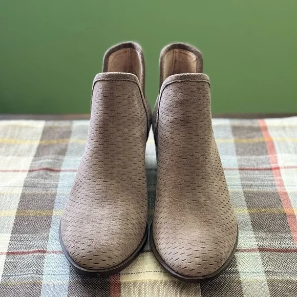 Lucky Brand Textured Taupe Ankle Booties - Picture 4 of 9